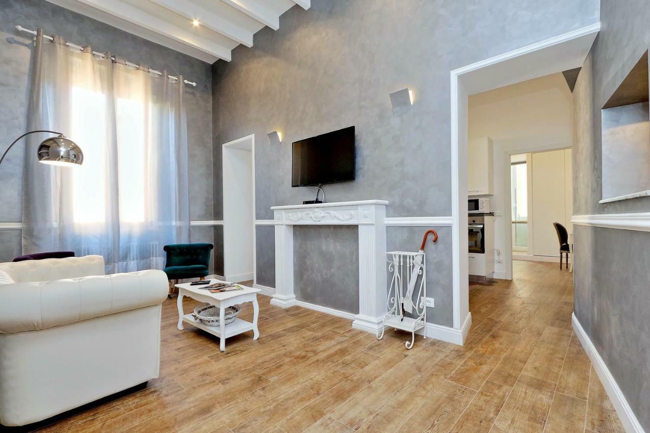 Luxury Sabina 50 Mt From Trevi Fountain Apartment Rom